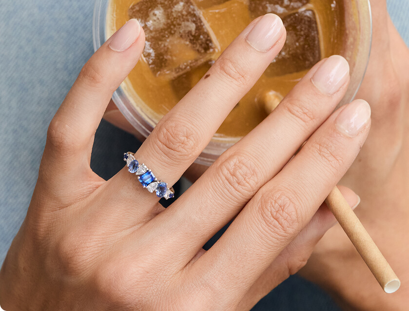 Bague Constellation saphirs bleus portée