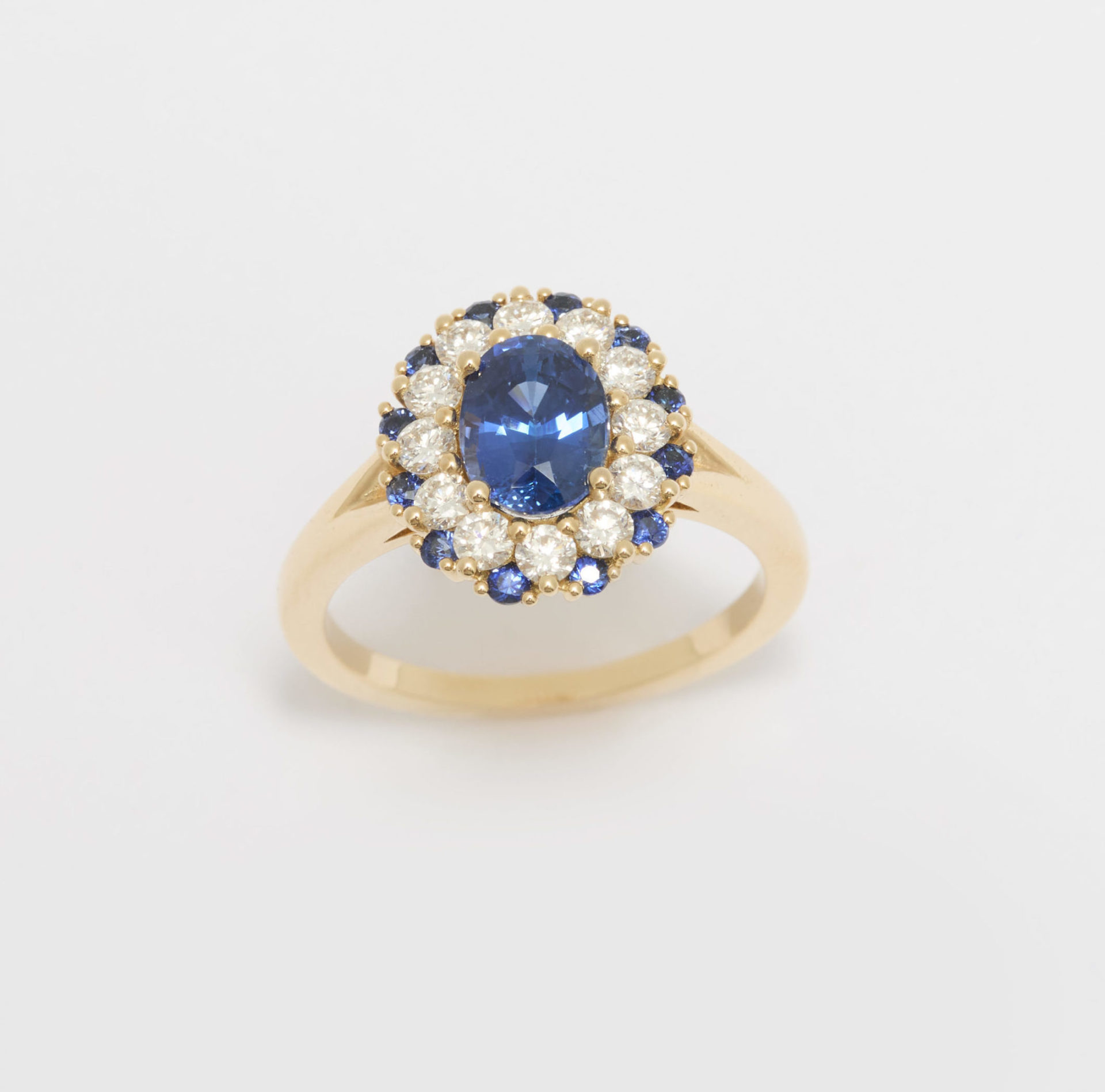 Bague Saphir Bleu avec entourage de saphir bleu