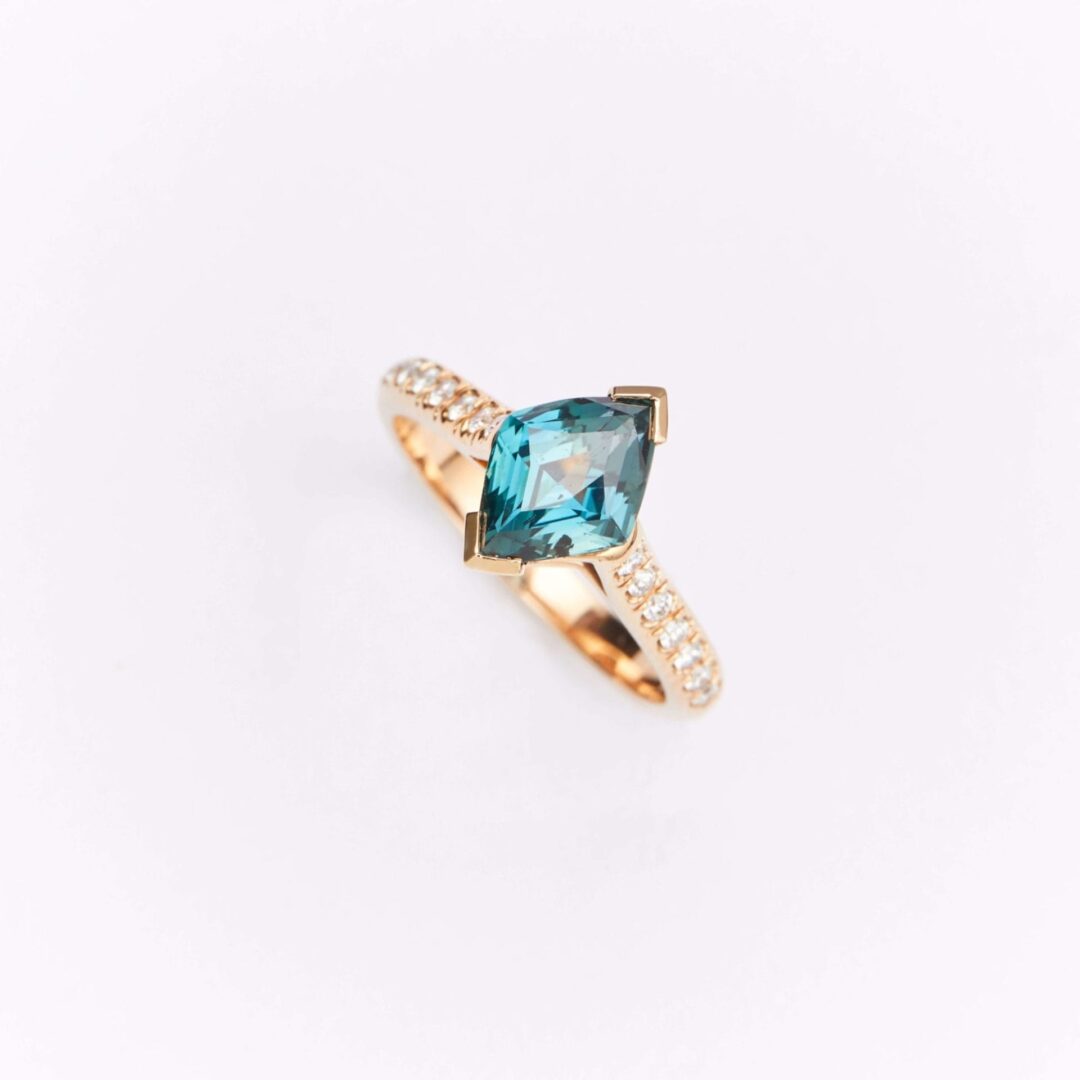 Bague Trinco – Saphir Teal 2.02 carats