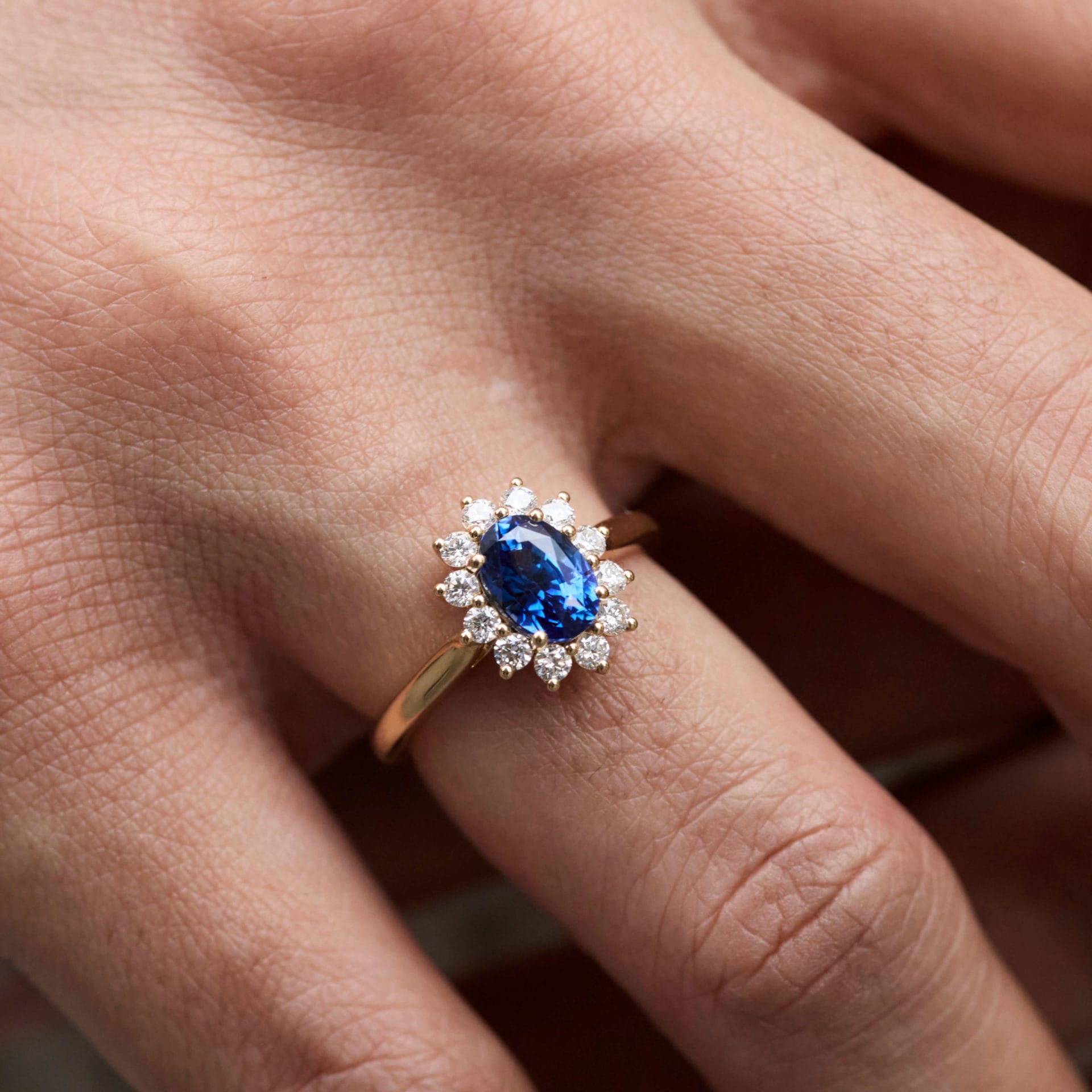 Bague Ella - Saphir Vivid Blue 1.78 carats – Image 3