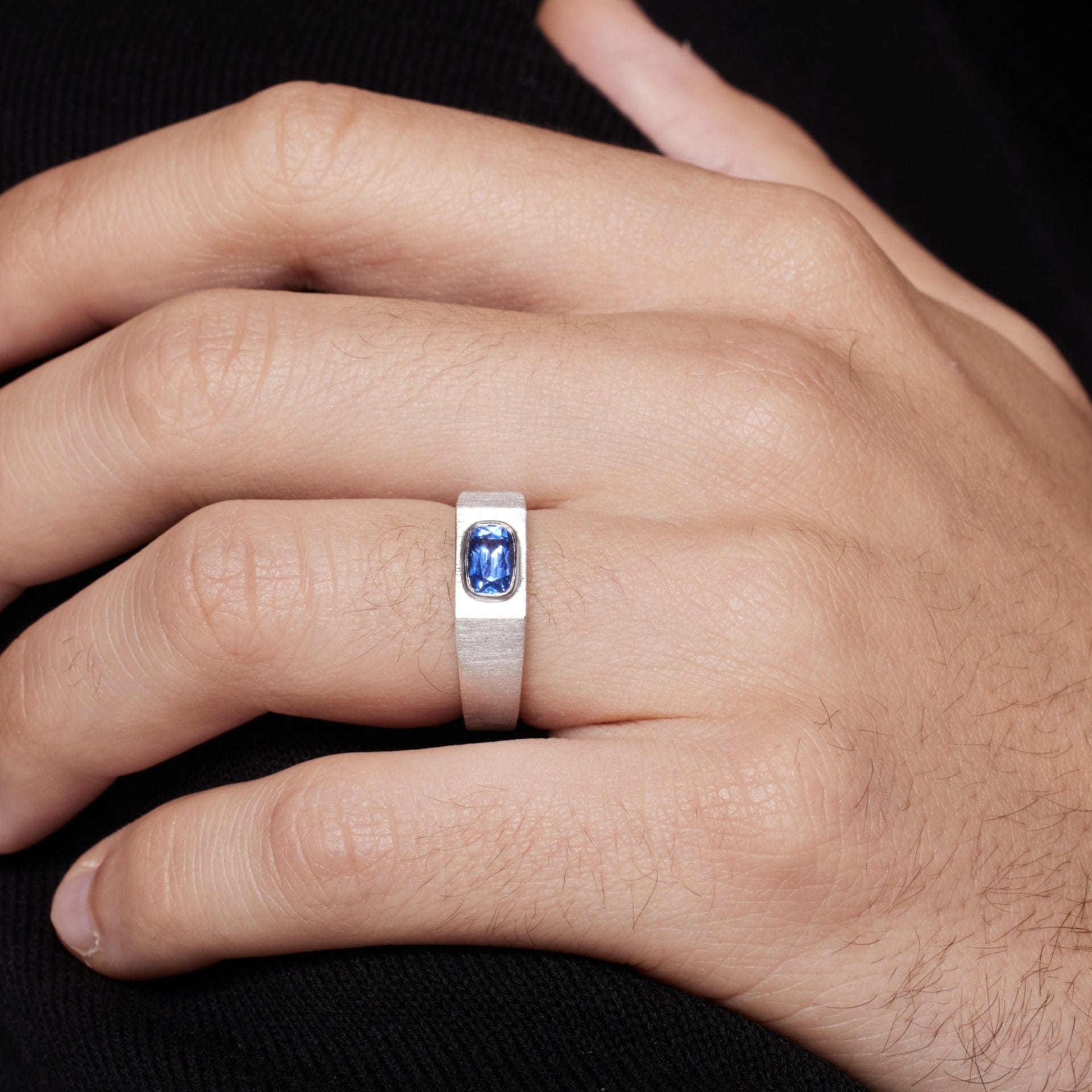 Bague Azhar - Saphir Vivid Bleu 1.29 carats – Image 2