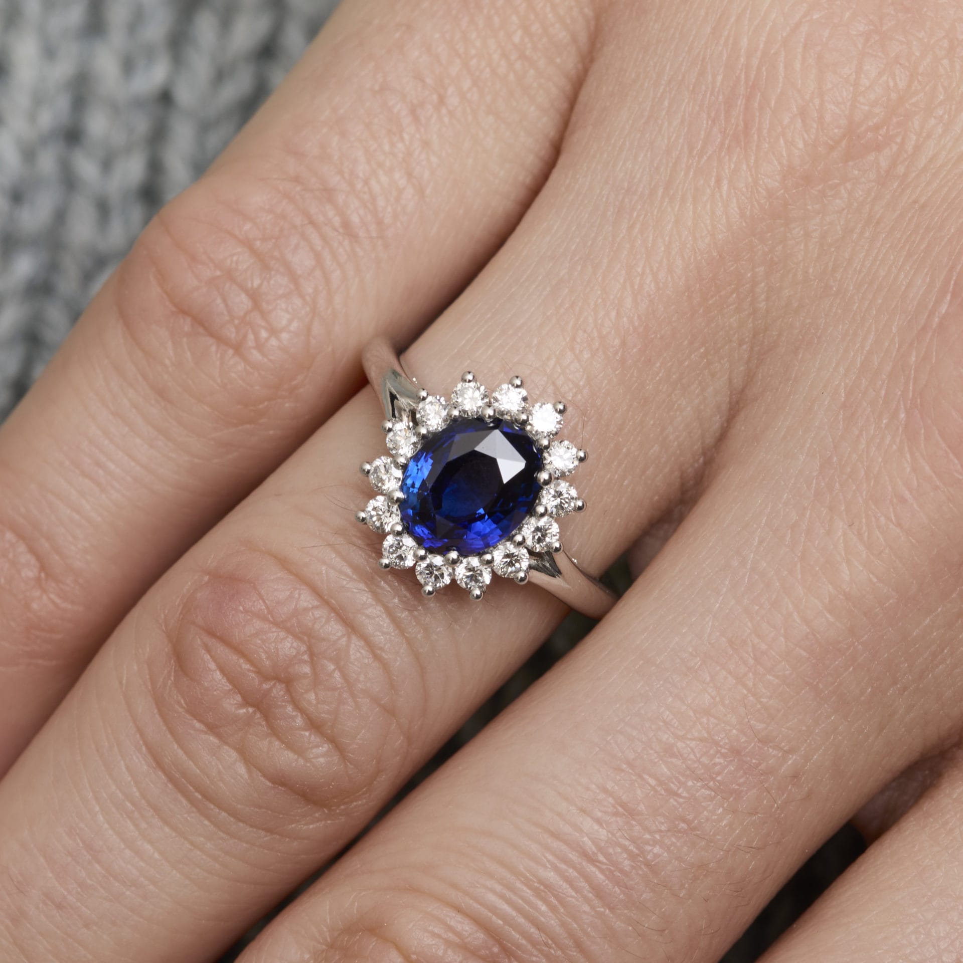 Bague Ella - Saphir Royal Blue 2.17 carats – Image 2