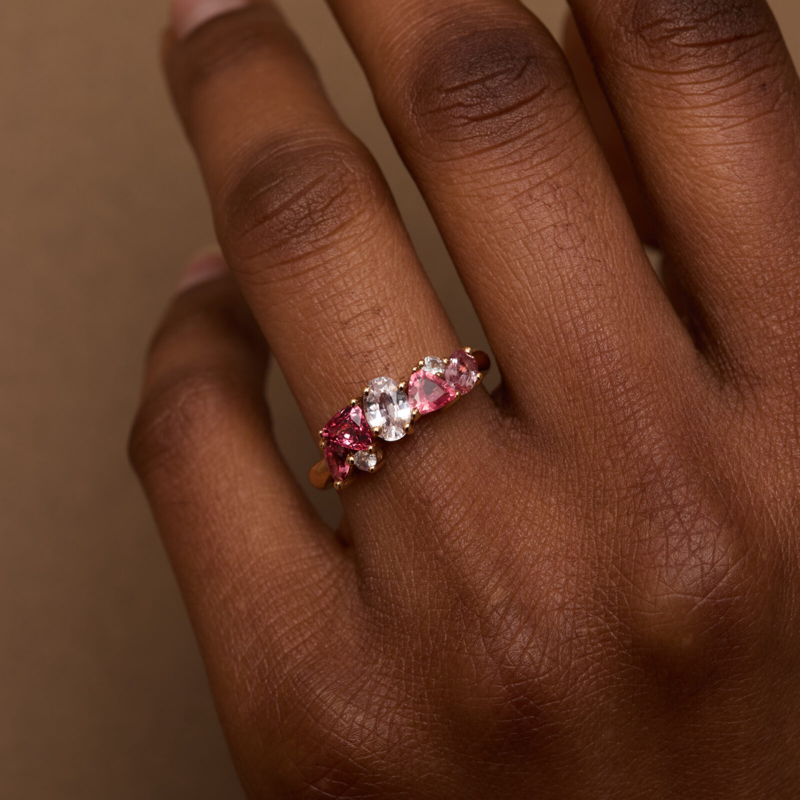 Bague Constellation - Saphir Pêche et Spinelle Mahenge – Image 2