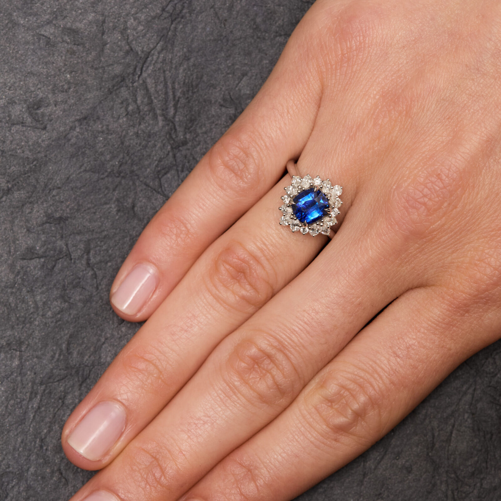 Bague Surya - Saphir Royal Blue 2.01 carats – Image 2