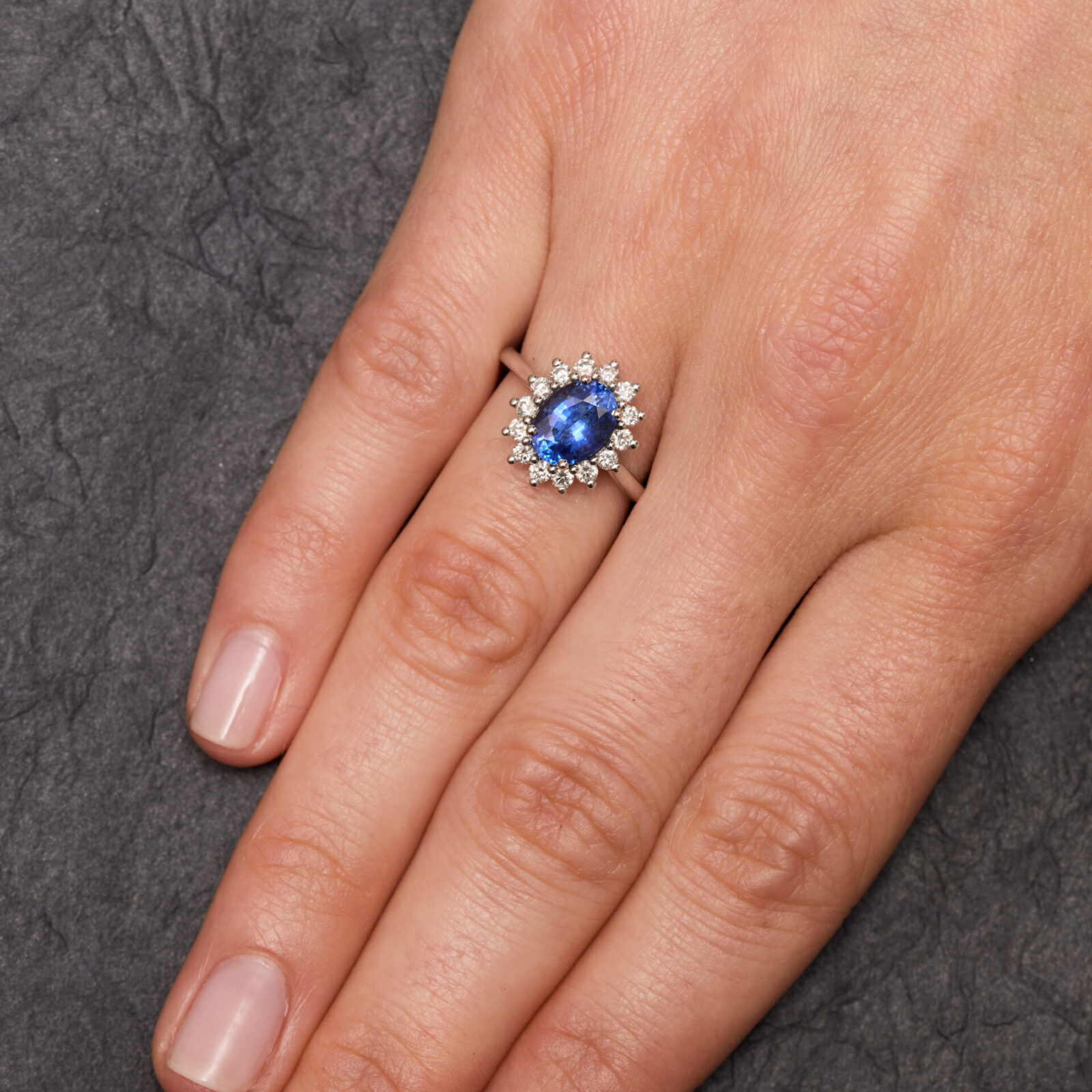 Bague Ella - Saphir Vivid 2.05 carats – Image 2