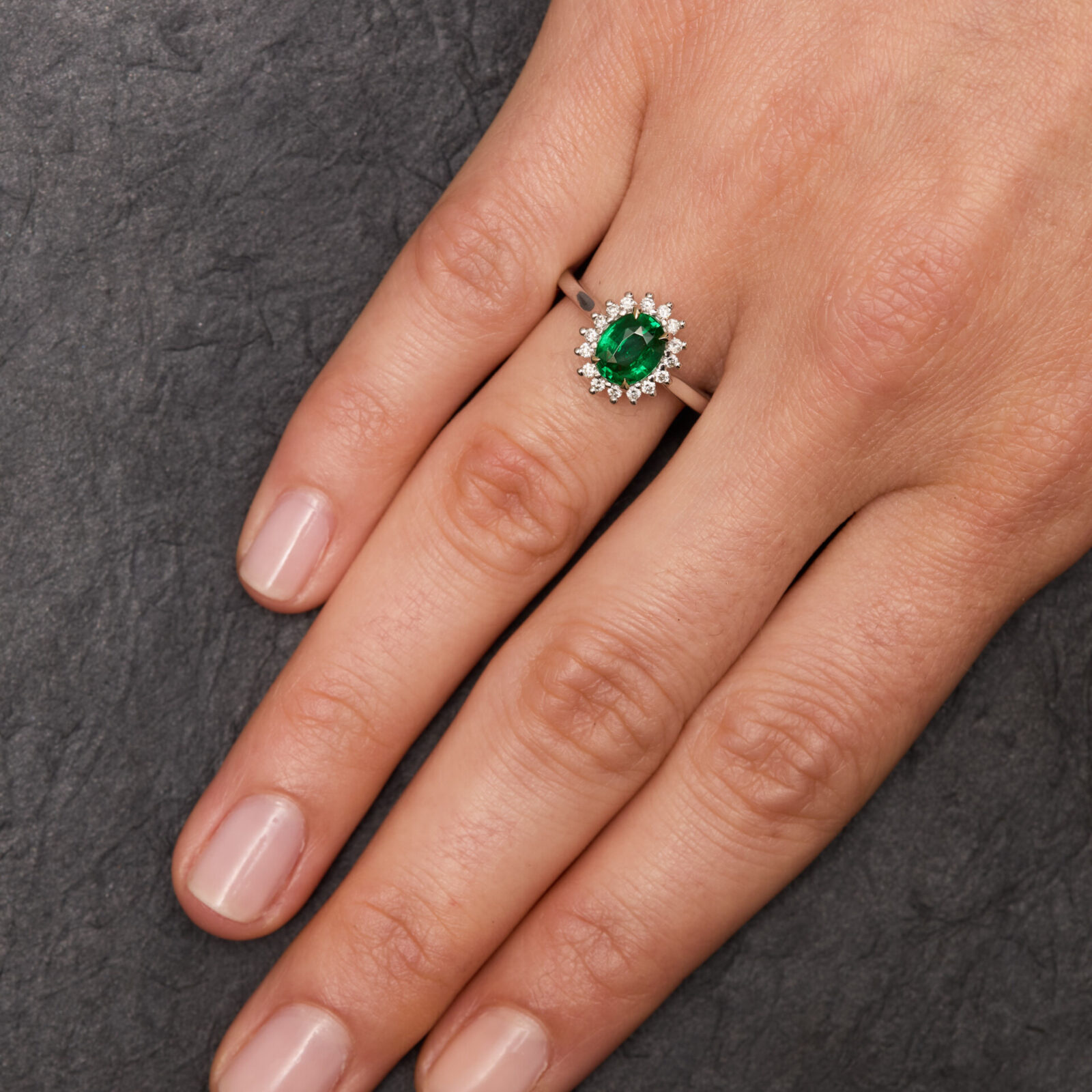 Bague Ella – Tsavorite ovale 1.30 carats – Image 2