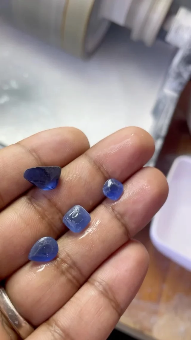 Chez Avani Paris, tout commence avec la pierre !⁠
⁠
Fondée par une famille franco-sri-lankaise, notre maison est née de la gemmologie, avec une spécialisation unique : le Saphir.
⁠
Nos gemmologues choisissent chaque pierre à la sortie des mines, en observant sa couleur et sa lumière à l’état brut... ⁠
⁠
Elle est ensuite taillée à la main par nos lapidaires au Sri Lanka, avec précision pour révéler tout son éclat ! ✨⁠
⁠
⁠.⁠
.⁠
.⁠
.⁠
.⁠
#baguesaphir #bijouethique #ceylonsapphire #saphirsrilanka #srilankansapphire #saphirbleu #bluesapphire #joaillerie #joailleirefrancaise #hautejoaillerieparis #atelierbijoux #madeinparis🇫🇷
