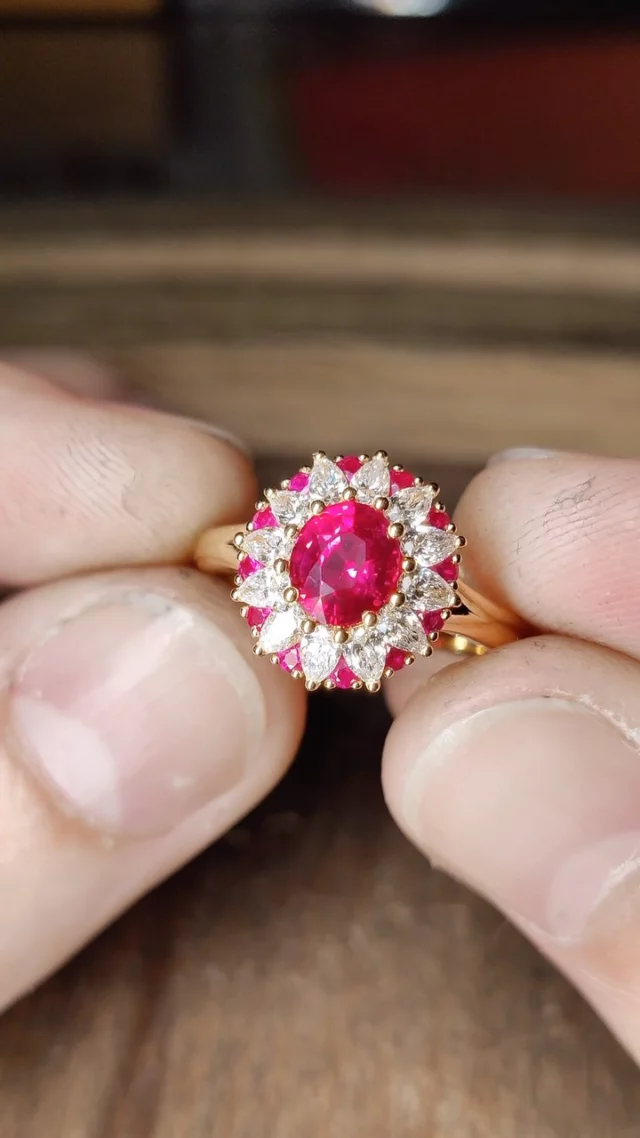 Colombo, dans sa version la plus rare ❤️⁠
⁠
Ici en or jaune, elle s’illumine d’un rubis non chauffé de 1.04 carats, une pierre d’exception, rare et précieuse.⁠
⁠
Autour de lui, un double entourage de diamants poire et de rubis vient sublimer l’ensemble, dans une harmonie de couleurs aussi forte que raffinée. ⁠
⁠
Une bague pensée pour impressionner, sans jamais en faire trop ! ⁠
⁠

Bague Colombo - Rubis 1.04 carats (non chauffé) - 10 480€
⁠
.⁠
.⁠
.⁠
.⁠
⁠.
.
.
.
.
#ruby #baguerubis #rubyring #noheatruby #baguemarguerite #pompadourirng #joailleriefrancaise #joaillerieparis #placevendome #baguedefiancailles #baguemariage #baguerubis #hautejoaillerie #frenchjewelry #madeinparis